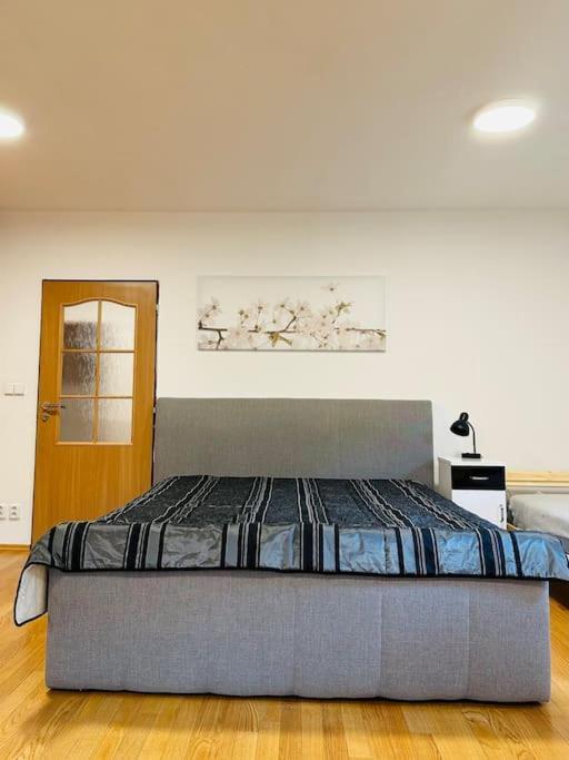 Family-Friendly Prague 5 Stay Экстерьер фото