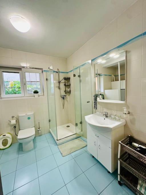 Family-Friendly Prague 5 Stay Экстерьер фото