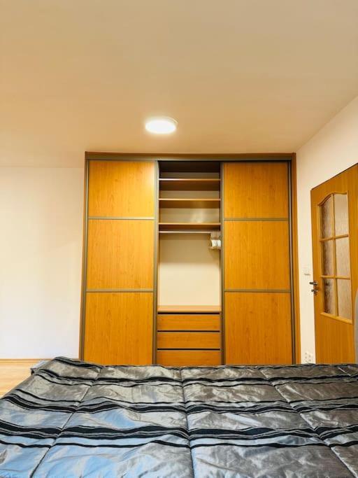 Family-Friendly Prague 5 Stay Экстерьер фото