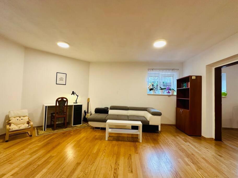 Family-Friendly Prague 5 Stay Экстерьер фото
