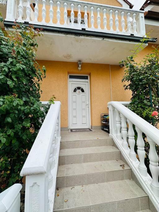 Family-Friendly Prague 5 Stay Экстерьер фото